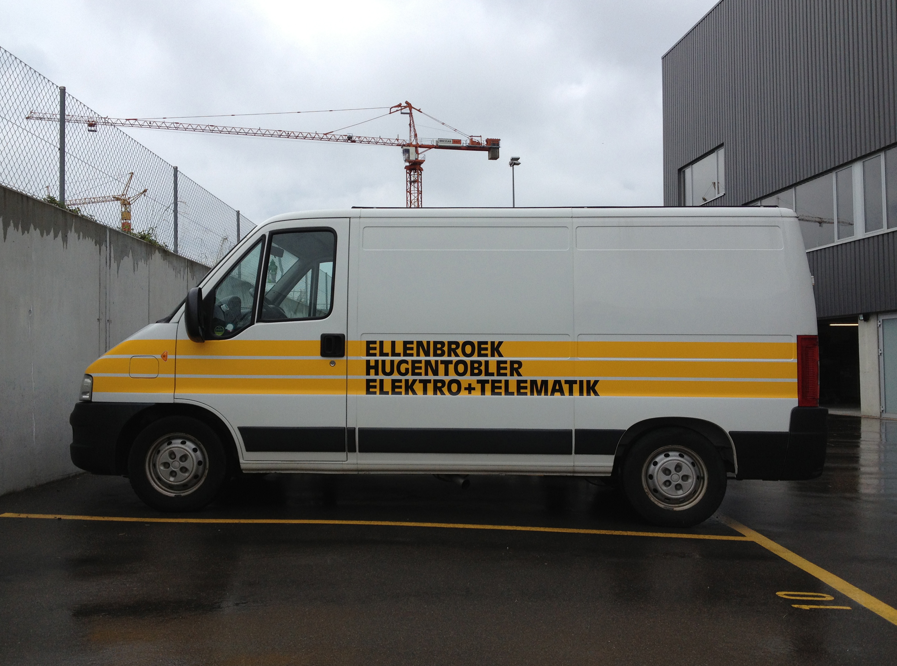 Fahrzeug von Ellenbroek Hugentobler mit Folienbeschriftung