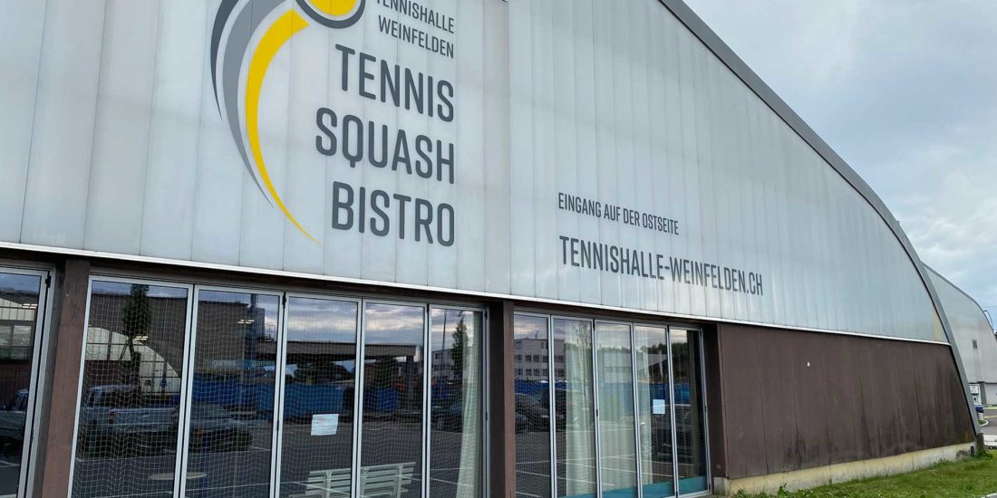 Fassedenbeschriftung Tennishalle